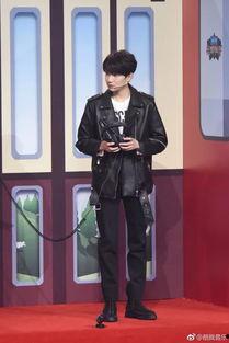 记者爆料明星恋情视频,甜蜜瞬间被记者捕捉，恋情细节引发热议  第1张